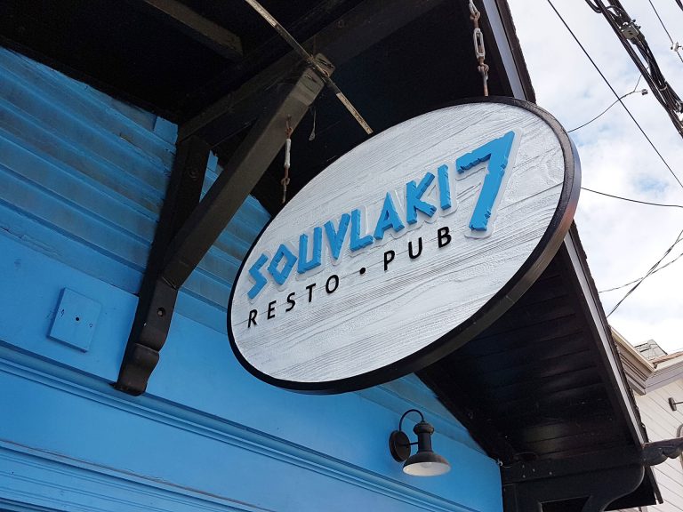 Enseigne resto Souvlaki-7 cedre jet de sable sandblast - St-Sauveur